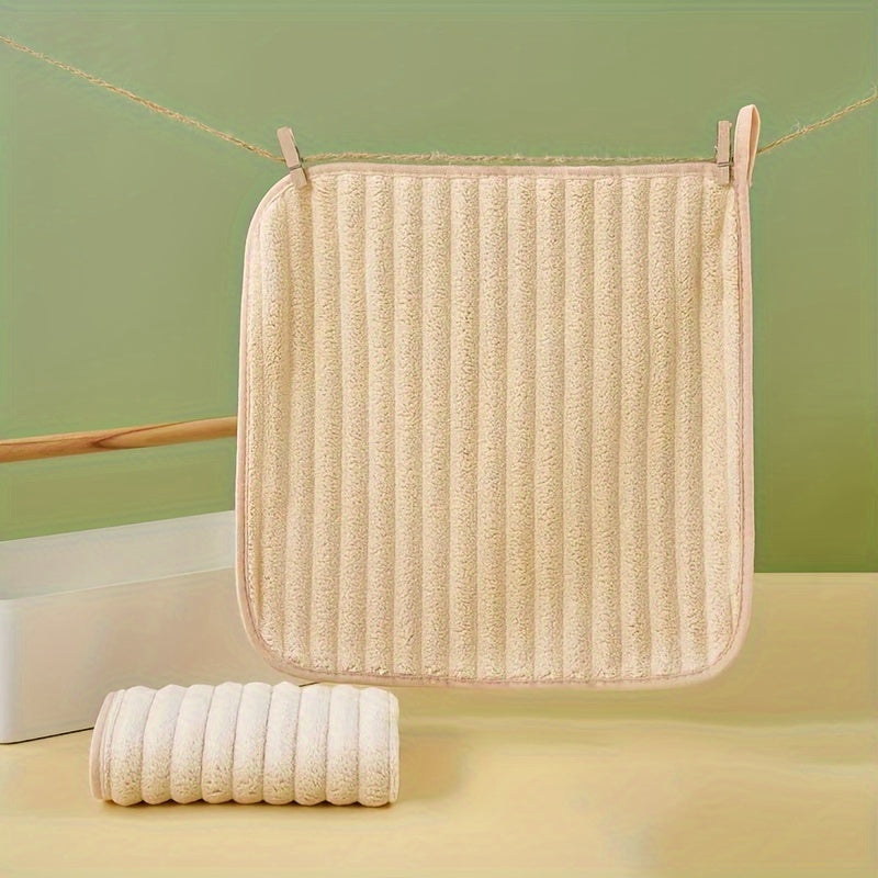 Two Easy, Soft, Quick-Drying Towels Made of Coral Fleece, Featuring Strong Absorbency, Softness, And No Shedding. Ideal for Hanging Use in Kitchens, Bathrooms, And Home Settings